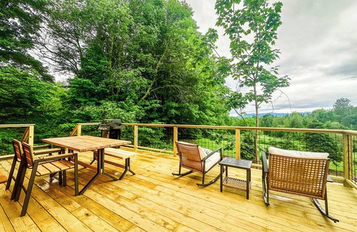 Eastern Vermont House | Charming 1810 farmhouse on 24 acres w/gorgeous mountain views, 2 bedrooms &WiFi