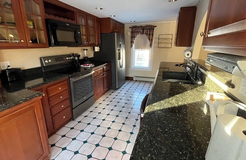 Houlton Apartment | Charming 2-bedroom apartment with very fast WiFi, AC, full deck and bbq grill