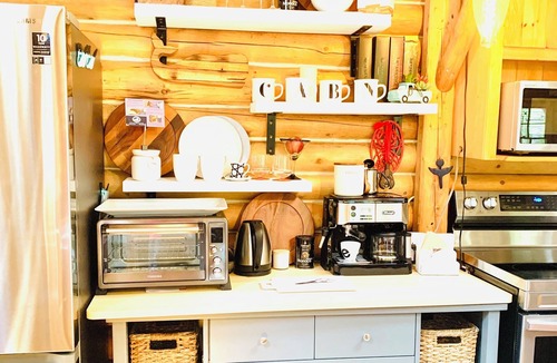 Boothbay Harbor Cabin | Charming and Modern Log Cabin near the Ocean. Level II EV Charging on site!