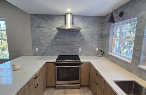 Lowell Apartment | Charming apartment with 1 bedroom and AC, WiFi in Enfield. Lake views!