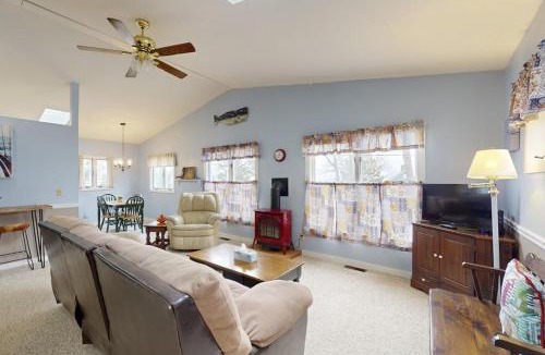 Chamberlain House | Charming Cottage with Ocean Views, Wifi, and Washer and Dryer