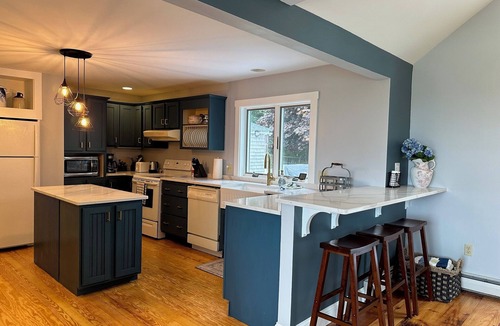Mid-Coast and Islands House | Charming, Newly Renovated Harpswell Coastal Farmhouse- 4 comfortable Bedrooms, 2.5 Bath. Ocean v.