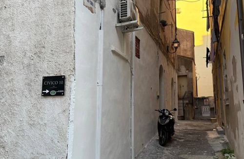 San Nicola Apartment | Civic 10 II Spacious studio apartment with terrace above at Sassari Center