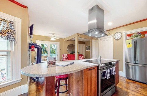 Kennebunkport Apartment | Classic apartment in the heart of town - walk to beaches/eateries