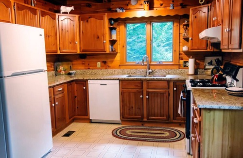 Farmington Falls Cabin | Classic Maine lakeside log cabin fishing-hot tub-kayaks for 8: 3bedrm6 beds2bath