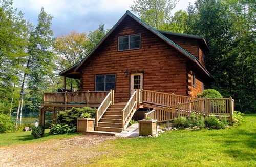 Farmington Falls Cabin | Classic Maine lakeside log cabin fishing-hot tub-kayaks for 8: 3bedrm6 beds2bath