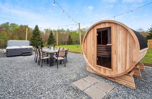 Lamoine House | Close to Acadia NP/Bar Harbor! Hot Tub-Sauna-Gameroom-Fire Pit-Pet Friendly!