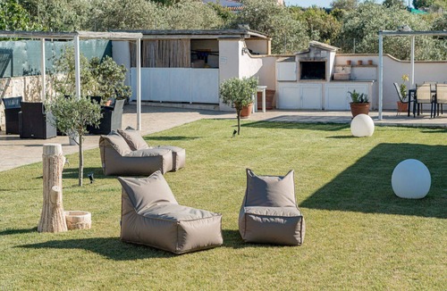 Eden Beach Villa | Cosy apartment in villa for 3 people with A/C, pool, WIFI, TV and patio