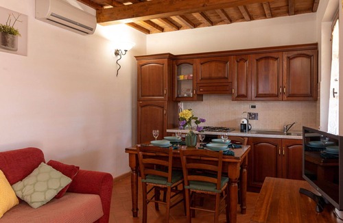 La Pesta House | Cosy apartment in villa for 6 people with A/C, WIFI, TV, terrace and pets allowed