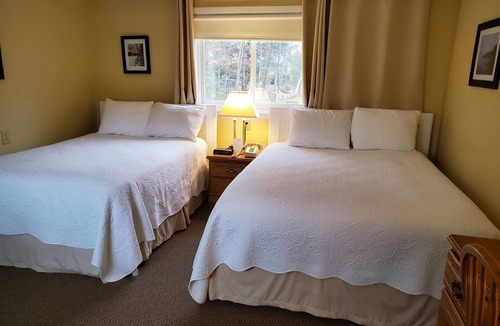 Dryden Hotel | Cozy 1st Floor Room with Queen & Full Beds in Peaceful Wilton