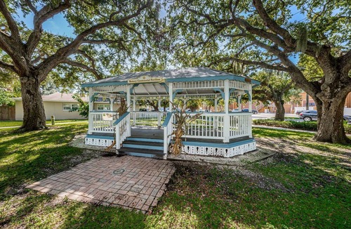 Largo Cottage | Cozy Clearwater Getaway – 10 Mins to Beach