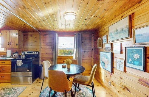 Glover House | Cozy house w/mountain views, large yard, firepit, wifi, jetted tub, TV, EV
