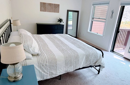 Bridgton House | Cozy Lake Region Townhome – Steps from Moose Pond in Bridgton