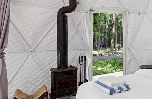 Lincoln House | Cozy Mountain Dome Escape Near Beautiful Lakes and Nature in Lincoln, Maine