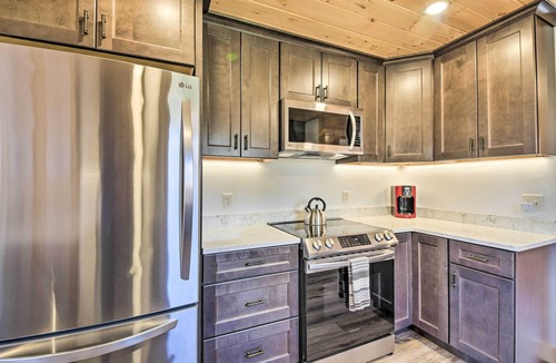 New Vineyard Cabin | Cozy & Peaceful Waterfront Cabin on Porter Lake!