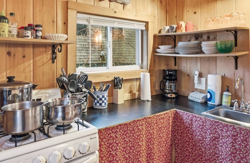Otter Creek Cabin | Davis Outpost: Pet-Friendly Quiet Cabin w/AC. Screened Sunroom. Walk to Trails