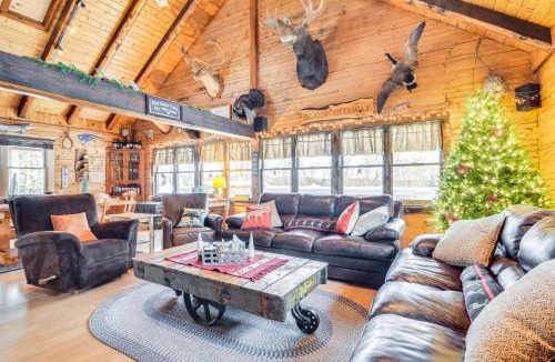 Pittsburg House | Deck & Fire Pit: Secluded Cabin Near Lake Francis!
