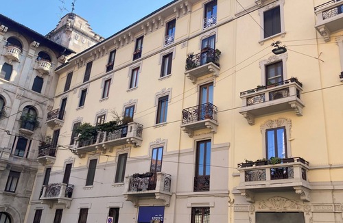 Guastalla Apartment | Design and peaceful apartment in Milan city center in an historical building