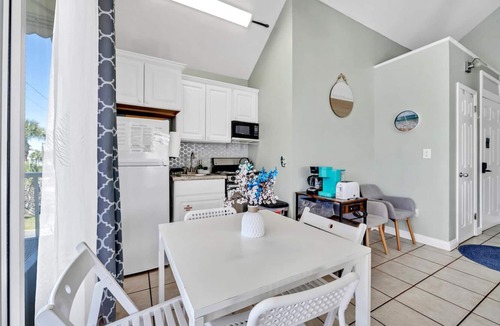 Crystal Beach Cottage | Destin Crystal Beach Beachside Bungalow + Steps to Beach & Pool-Sleeps 4