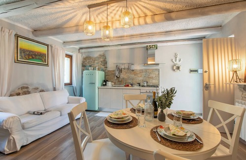 Angera Apartment | Dimora Della Rocca Private Garden, WIFI, BBQ & Parking, Angera, Italy