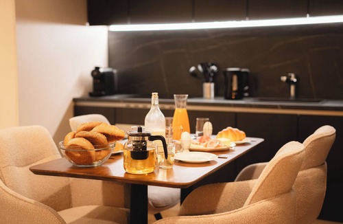 Pettneu am Arlberg House | Discover the Stanzertal Cabin at Camping Arlberg, a modern and sustainable accommodation with views of the Alps. Comfort, nature, and style come together for an unforgettable holiday, perfect for any season.