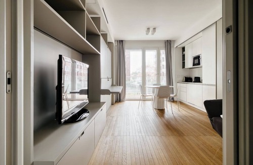 Gioia Apartment | Discover your exclusive corner in Milan: elegant apartment for 4 guests with double bedroom and bunk bed in the living area. The real plus? A large terrace that surrounds the whole house, perfect for moments of relaxation outdoors. There is a swimming po