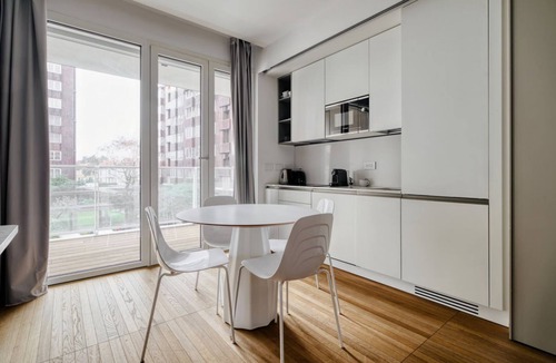 Gioia Apartment | Discover your exclusive corner in Milan: elegant apartment for 4 guests with double bedroom and bunk bed in the living area. The real plus? A large terrace that surrounds the whole house, perfect for moments of relaxation outdoors. There is a swimming po