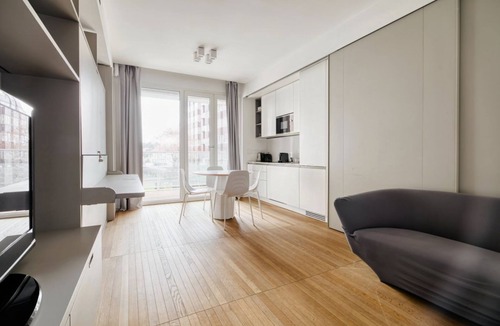 Gioia Apartment | Discover your exclusive corner in Milan: elegant apartment for 4 guests with double bedroom and bunk bed in the living area. The real plus? A large terrace that surrounds the whole house, perfect for moments of relaxation outdoors. There is a swimming po