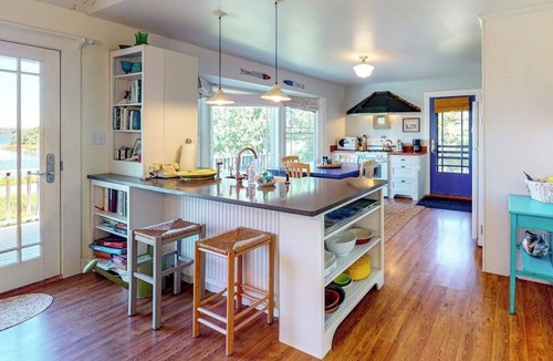 Tenants Harbor Cabin | Dog-friendly bayfront home close to Rockland with water view - snowbirds welcome