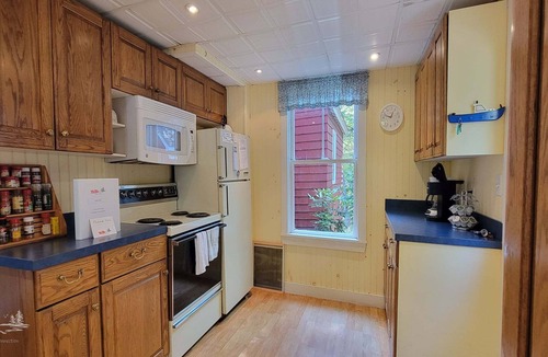 Southport Cottage | Experience lakeside luxury at Piffi Biff, a spacious 5-bedroom cabin on Southport, ME.