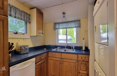 Southport Cottage | Experience lakeside luxury at Piffi Biff, a spacious 5-bedroom cabin on Southport, ME.