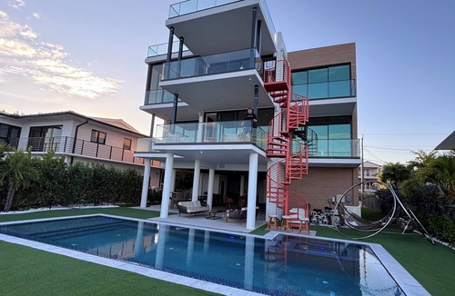 Key Largo House | Experience the ultimate Florida Keys getaway in this modern waterfront estate