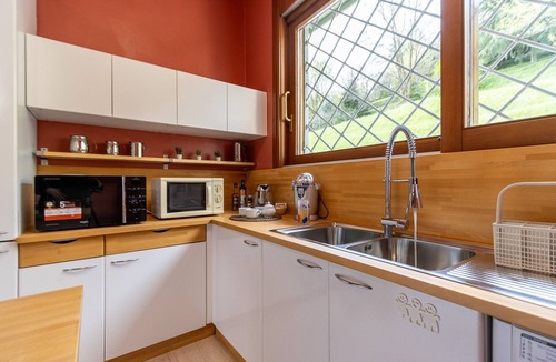 Montevecchia Apartment | 'Fiordaliso' Room Apartment with Mountain View, Shared Terrace and Wi-Fi
