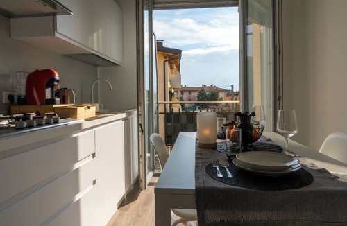 Seriate Apartment | From Kri Modern design - 10 min Orio al Serio airport Bergamo - Self check in