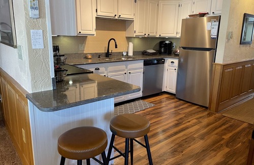 Jackson Condo | GREAT Views+ Location/5 min to Story Land, 3 Bedrms/Pickleball/AC + ski.