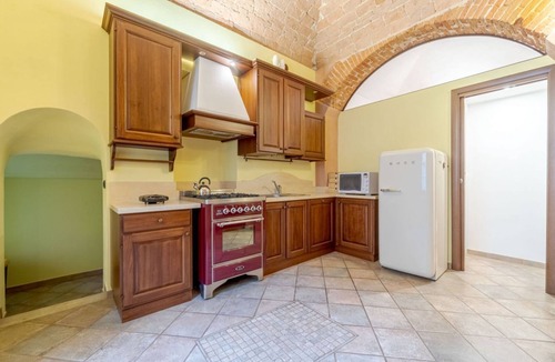 Asti Apartment | GuestHost - Comfortable and spacious apartment of 70sm, it can comfortably accommodate up to 4 people. The accommodation is located on the second floor of a medieval building without elevator (NOT suitable for disabled people - steps to access it). We ar