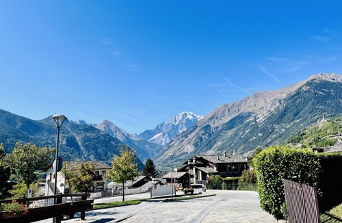 La Salle Apartment | GuestHost - Comfortable and welcoming 50 sqm apartment in the heart of La Salle, accommodating up to 4 people, located on the first floor of a typical mountain house (without an elevator).The property is located in the heart of the town, within walking d