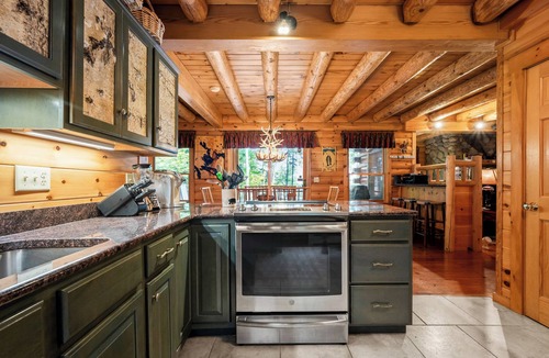 Rangeley Plantation House | 🐾Halls on Mooselookmeguntic - Beautiful Log Home on Mooselookmeguntic Lake, dog friendly