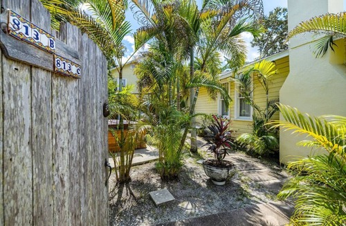 Largo Cottage | Hidden Oasis #1, just a few minutes to the beaches