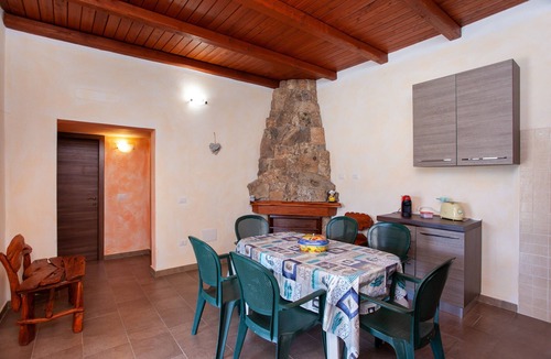 Schifoni Apartment | Holiday Apartment "Immerso nel verde" with Wi-Fi, Terrace & Garden