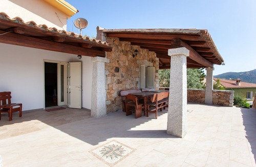 Schifoni Apartment | Holiday Apartment "Immerso nel verde" with Wi-Fi, Terrace & Garden