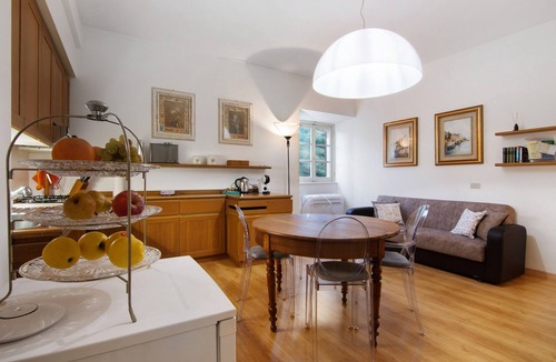Lenno Apartment | Holiday Apartment "La Contessa" with Private Garden, Wi-Fi & Air Conditioning