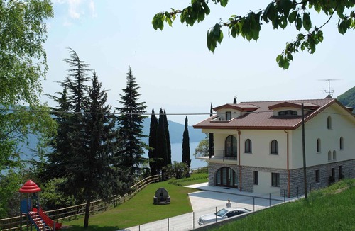 Gardola Apartment | Holiday apartment with a view of Lake Garda
