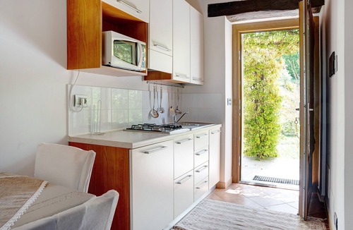 Cerretto Langhe Apartment | Holiday Home 'La Corte di Langa Alloggio Quarzo' with Shared Pool & Wi-Fi