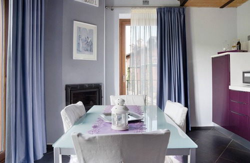 Cerretto Langhe Apartment | Holiday Home 'La Corte di Langa Casa Ametista' with Shared Pool & Wi-Fi