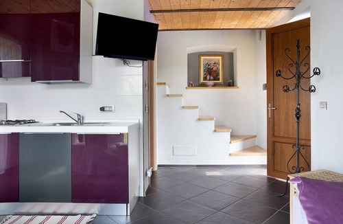 Cerretto Langhe Apartment | Holiday Home 'La Corte di Langa Casa Ametista' with Shared Pool & Wi-Fi