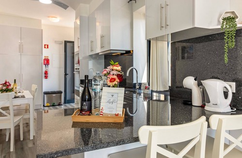 Prazeres House | Holiday Home 'Casa Homem Do Mar' with Sea View, Balcony and Wi-Fi