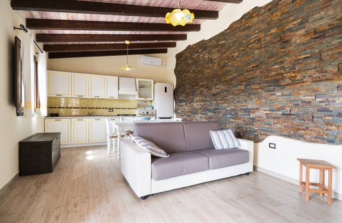 Dorgali House | Holiday Home 'Casa Luna' with Lake View, Wi-Fi and Air Conditioning