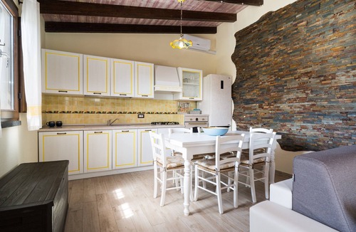 Dorgali House | Holiday Home 'Casa Luna' with Lake View, Wi-Fi and Air Conditioning
