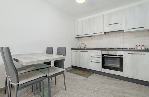Schifoni House | Holiday Home 'Casa Rosy' with Private Terrace and Air Conditioning